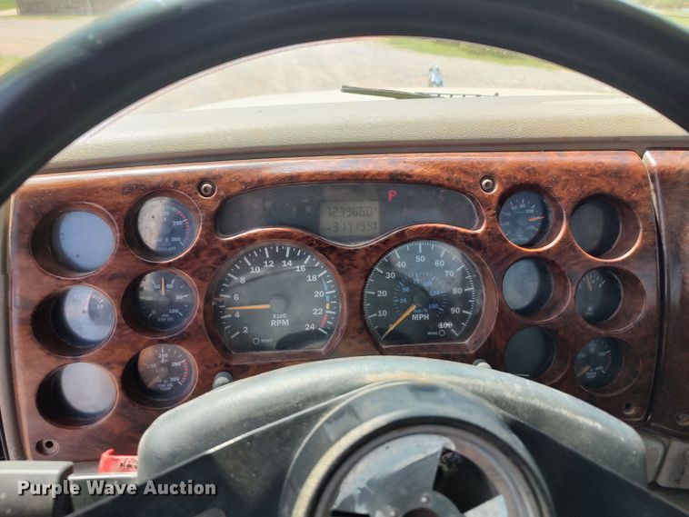 image for item LK9232 2000 Mack CH613  semi truck