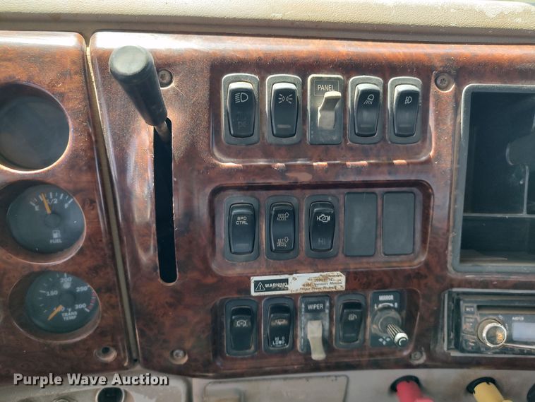 image for item LK9232 2000 Mack CH613  semi truck