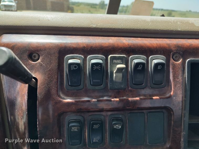 image for item LK9232 2000 Mack CH613  semi truck