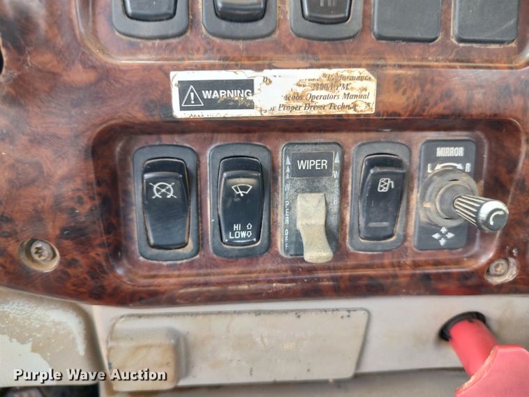 image for item LK9232 2000 Mack CH613  semi truck