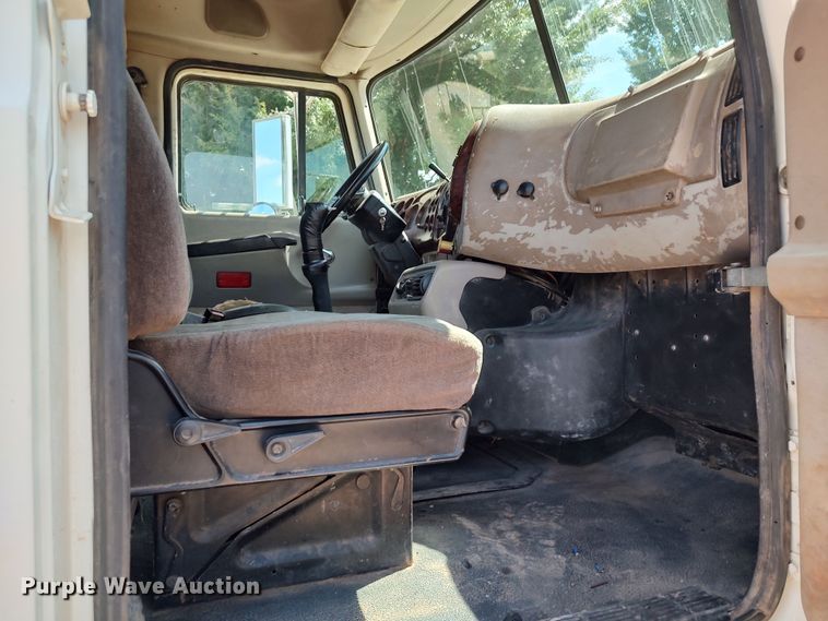 image for item LK9232 2000 Mack CH613  semi truck