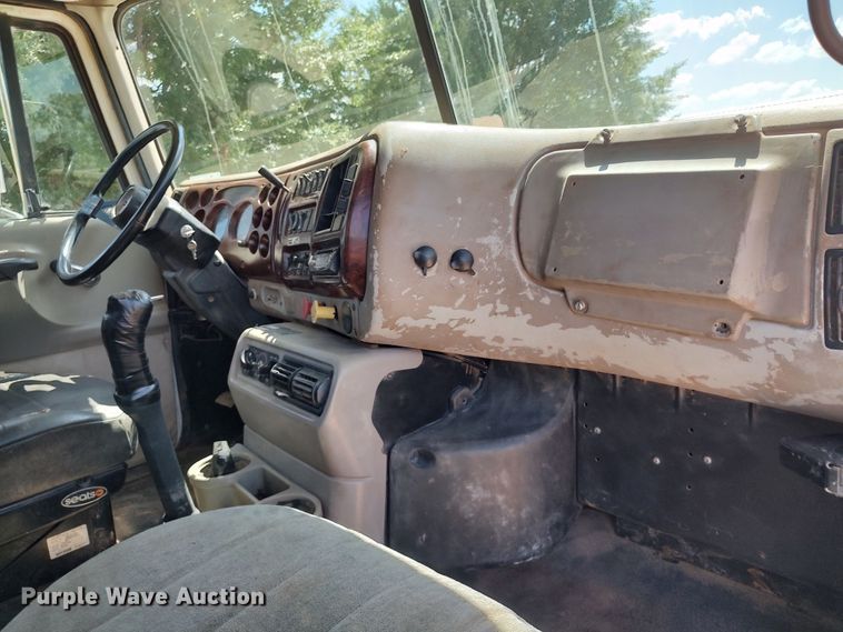 image for item LK9232 2000 Mack CH613  semi truck