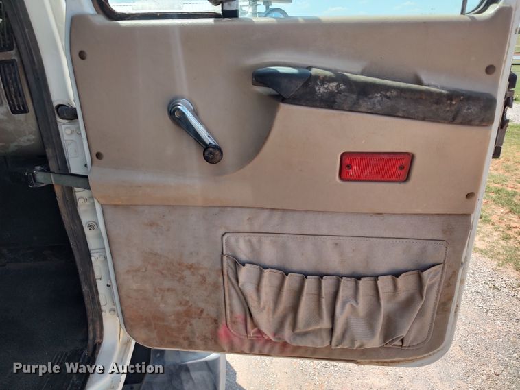 image for item LK9232 2000 Mack CH613  semi truck