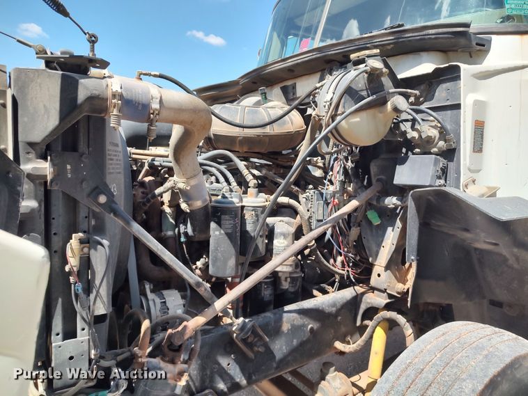 image for item LK9232 2000 Mack CH613  semi truck