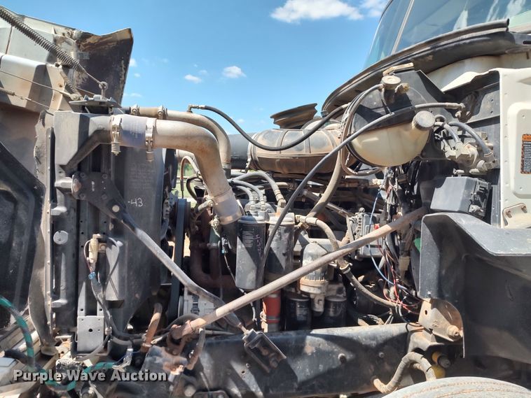 image for item LK9232 2000 Mack CH613  semi truck