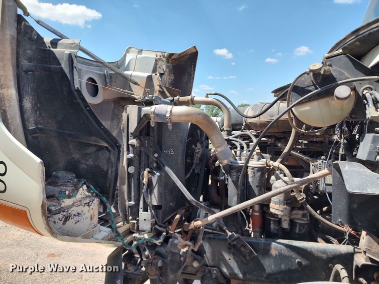 image for item LK9232 2000 Mack CH613  semi truck