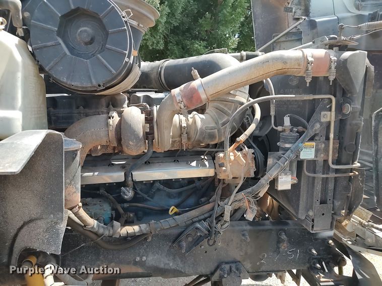 image for item LK9232 2000 Mack CH613  semi truck