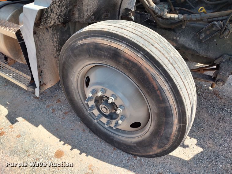 image for item LK9232 2000 Mack CH613  semi truck