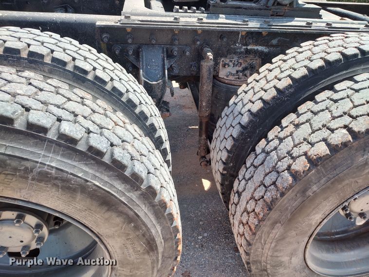 image for item LK9232 2000 Mack CH613  semi truck