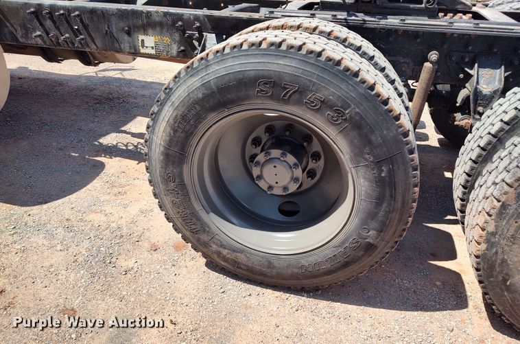 image for item LK9232 2000 Mack CH613  semi truck