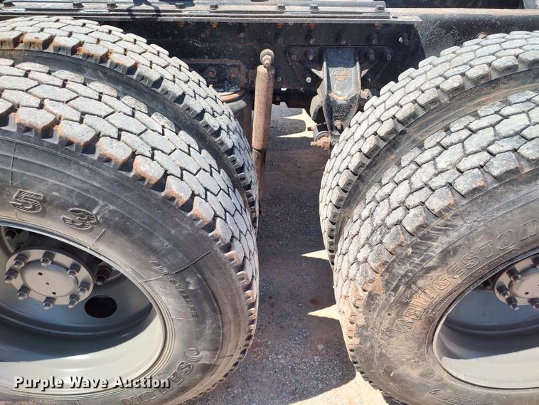 image for item LK9232 2000 Mack CH613  semi truck