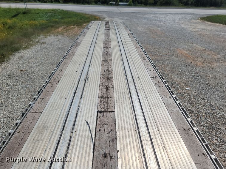 image for item LM9762 2000 Reitnouer  flatbed trailer