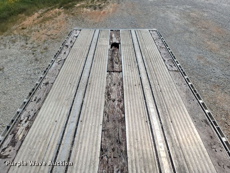 image for item LM9762 2000 Reitnouer  flatbed trailer