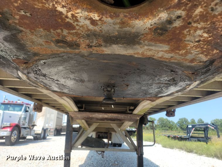 image for item LM9762 2000 Reitnouer  flatbed trailer