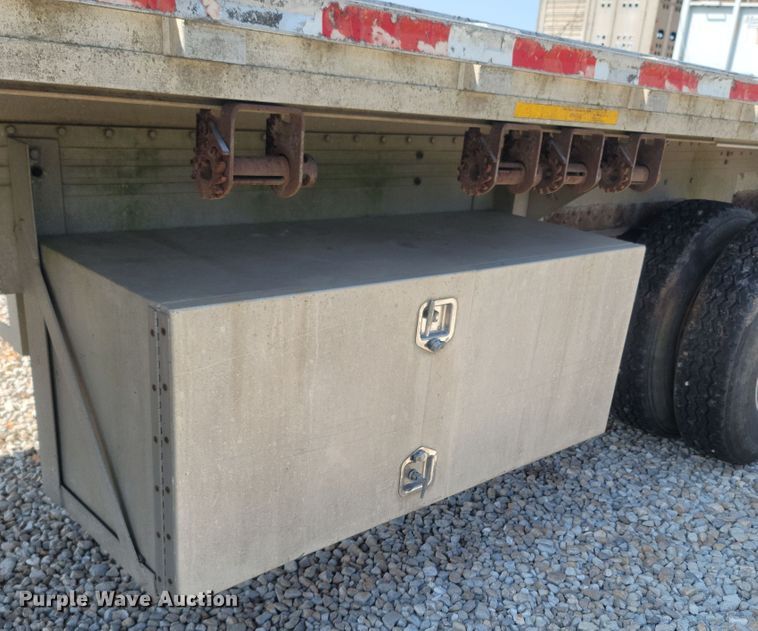 image for item LM9762 2000 Reitnouer  flatbed trailer
