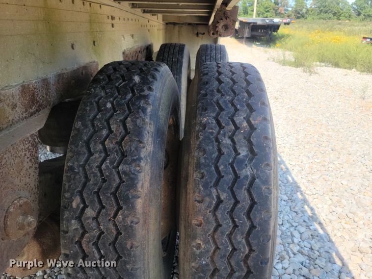 image for item LM9762 2000 Reitnouer  flatbed trailer