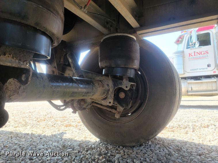 image for item LM9762 2000 Reitnouer  flatbed trailer