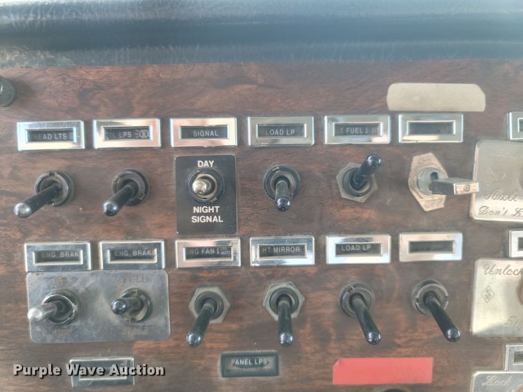 image for item LM9764 1998 Peterbilt 379  semi truck