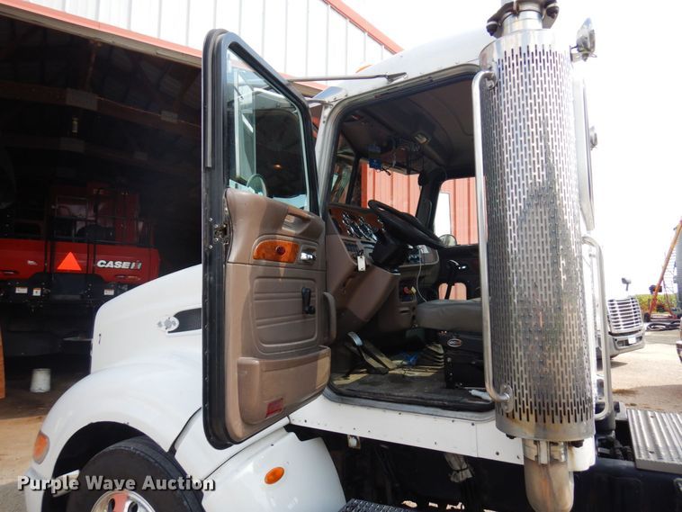 image for item MH9145 2007 Peterbilt 386  semi truck