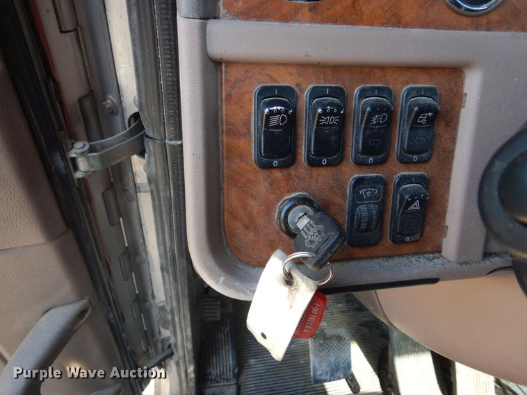 image for item MH9145 2007 Peterbilt 386  semi truck