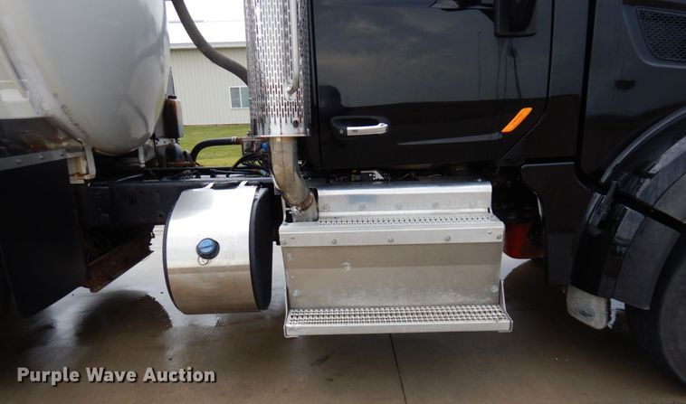 image for item MH9154 2017 Peterbilt 567  vacuum truck