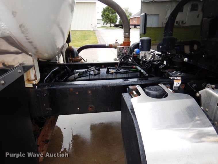 image for item MH9154 2017 Peterbilt 567  vacuum truck