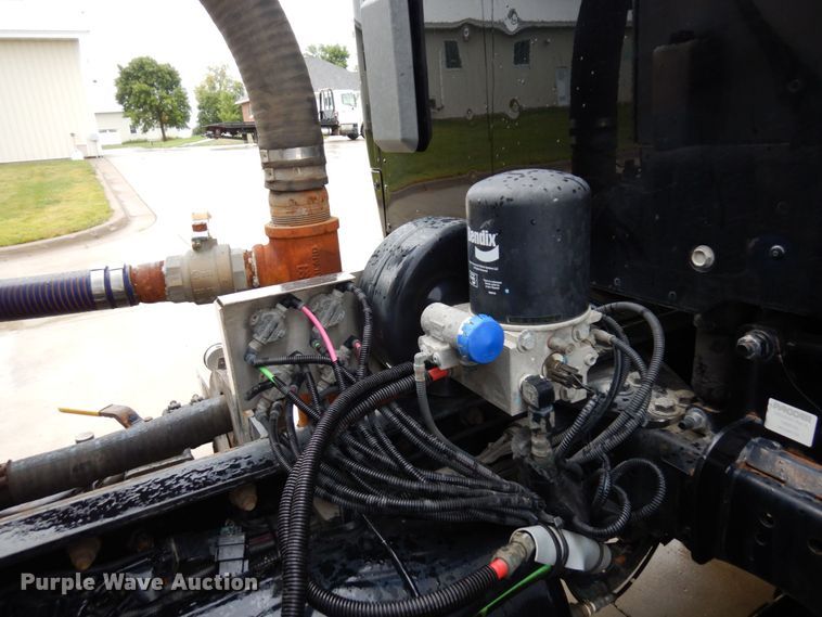 image for item MH9154 2017 Peterbilt 567  vacuum truck