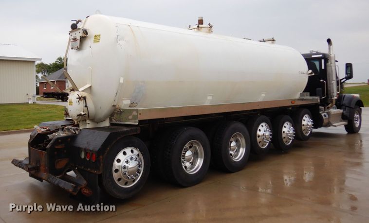 image for item MH9154 2017 Peterbilt 567  vacuum truck