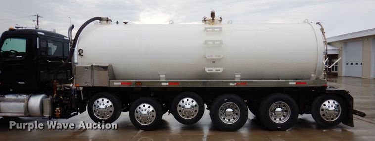 image for item MH9154 2017 Peterbilt 567  vacuum truck