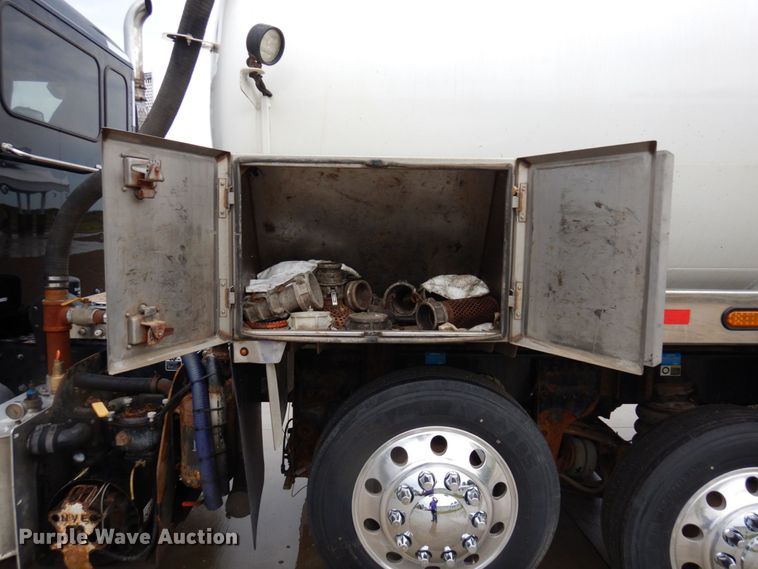 image for item MH9154 2017 Peterbilt 567  vacuum truck