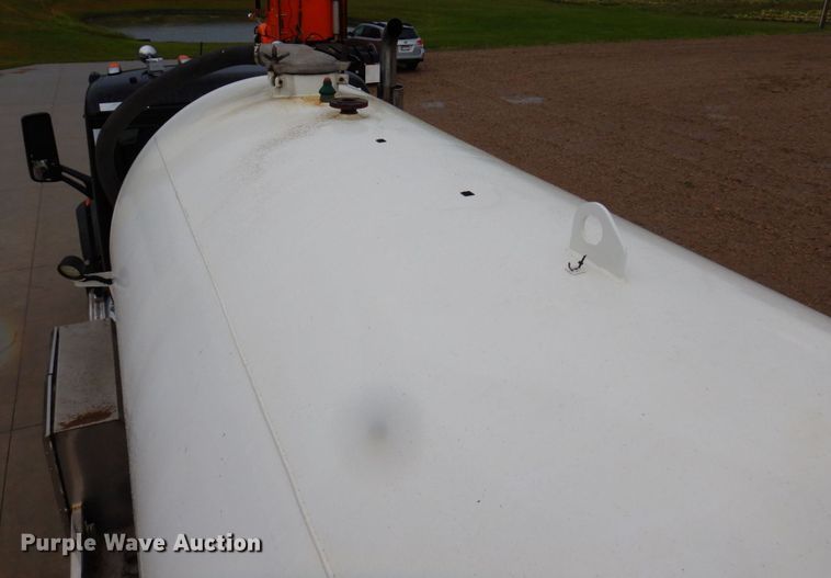 image for item MH9154 2017 Peterbilt 567  vacuum truck