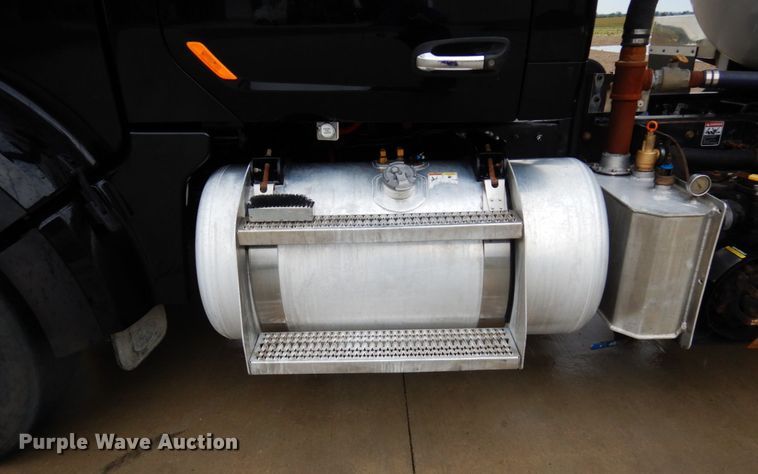 image for item MH9154 2017 Peterbilt 567  vacuum truck