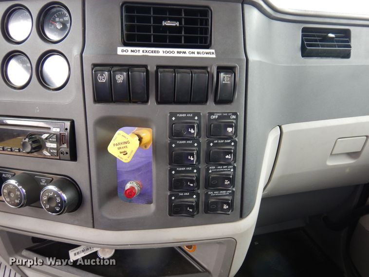 image for item MH9154 2017 Peterbilt 567  vacuum truck