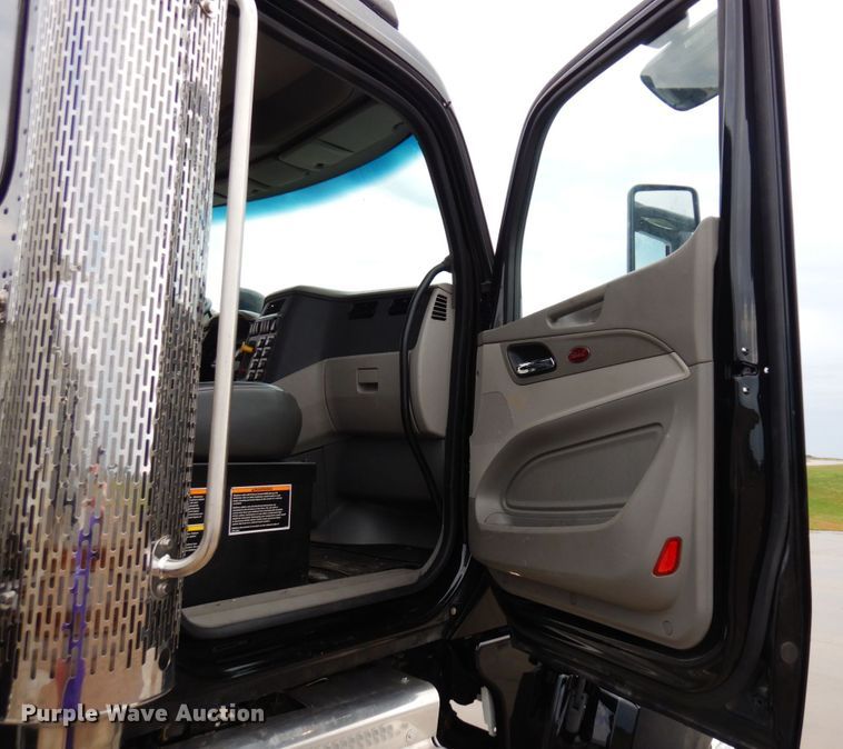 image for item MH9154 2017 Peterbilt 567  vacuum truck