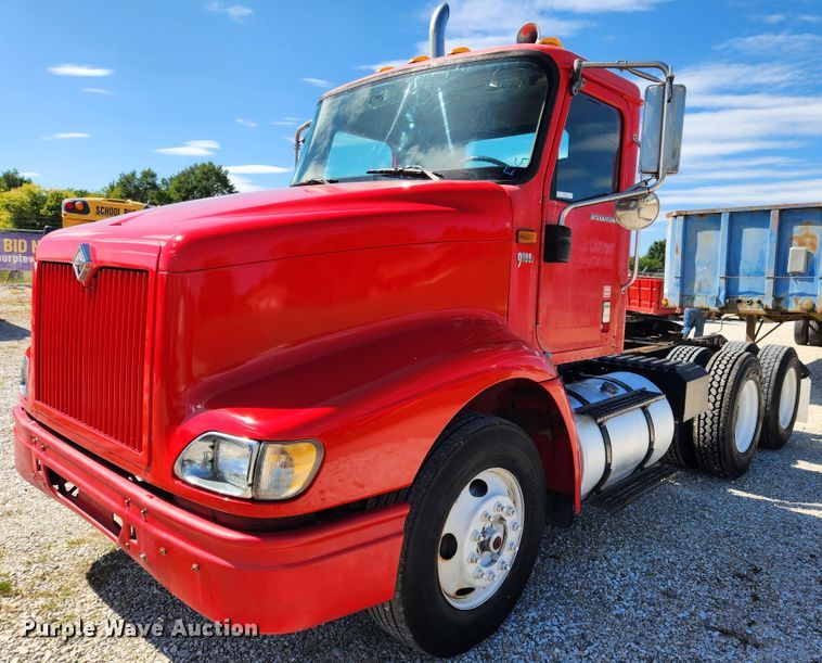 image for item MK9301 2002 International 9100i  semi truck