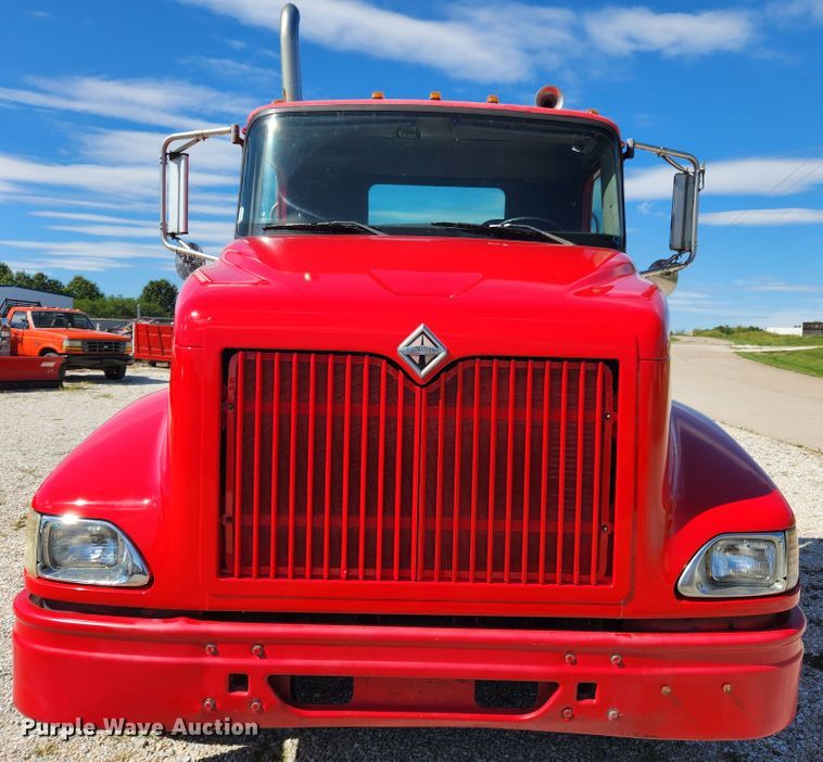 image for item MK9301 2002 International 9100i  semi truck