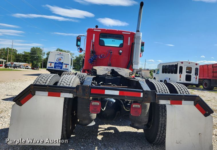 image for item MK9301 2002 International 9100i  semi truck