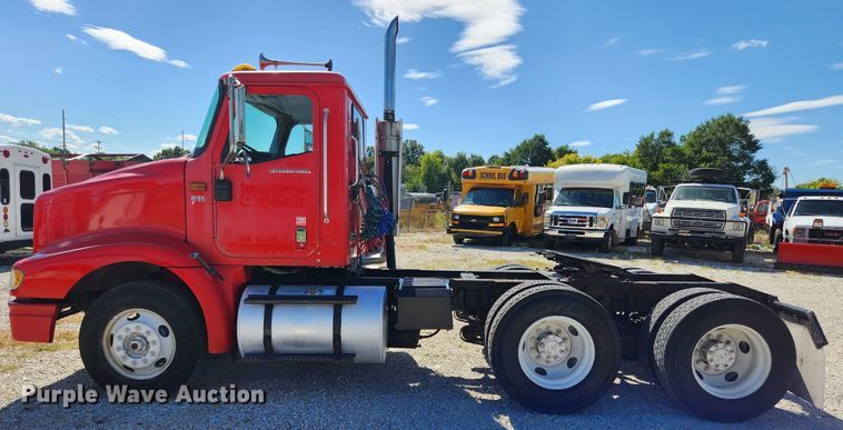 image for item MK9301 2002 International 9100i  semi truck