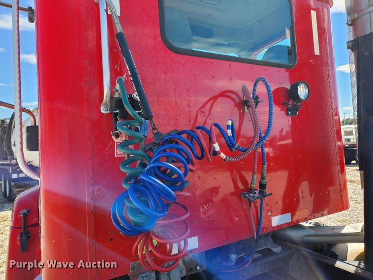 image for item MK9301 2002 International 9100i  semi truck