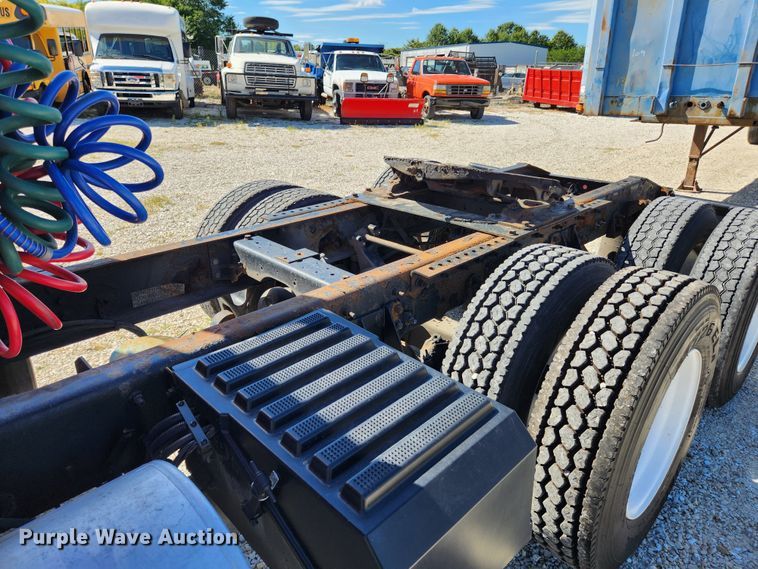 image for item MK9301 2002 International 9100i  semi truck