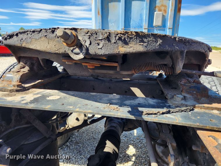 image for item MK9301 2002 International 9100i  semi truck