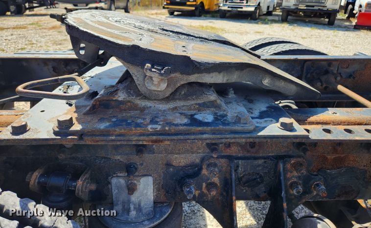 image for item MK9301 2002 International 9100i  semi truck