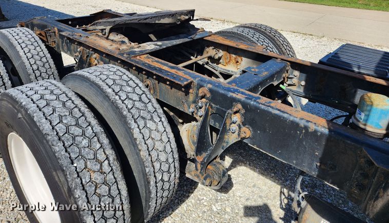 image for item MK9301 2002 International 9100i  semi truck