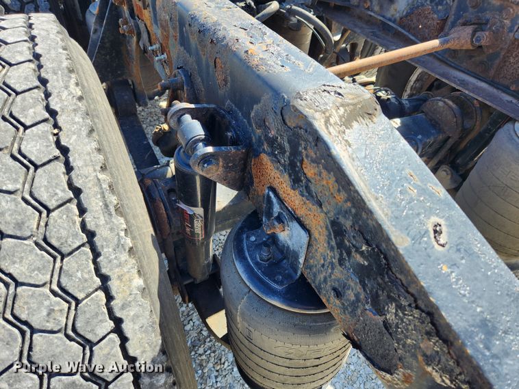 image for item MK9301 2002 International 9100i  semi truck