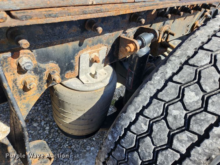 image for item MK9301 2002 International 9100i  semi truck