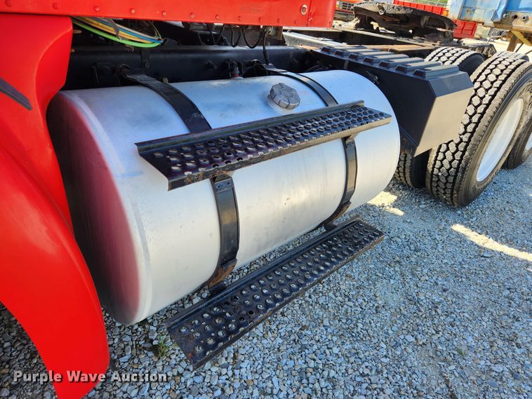 image for item MK9301 2002 International 9100i  semi truck