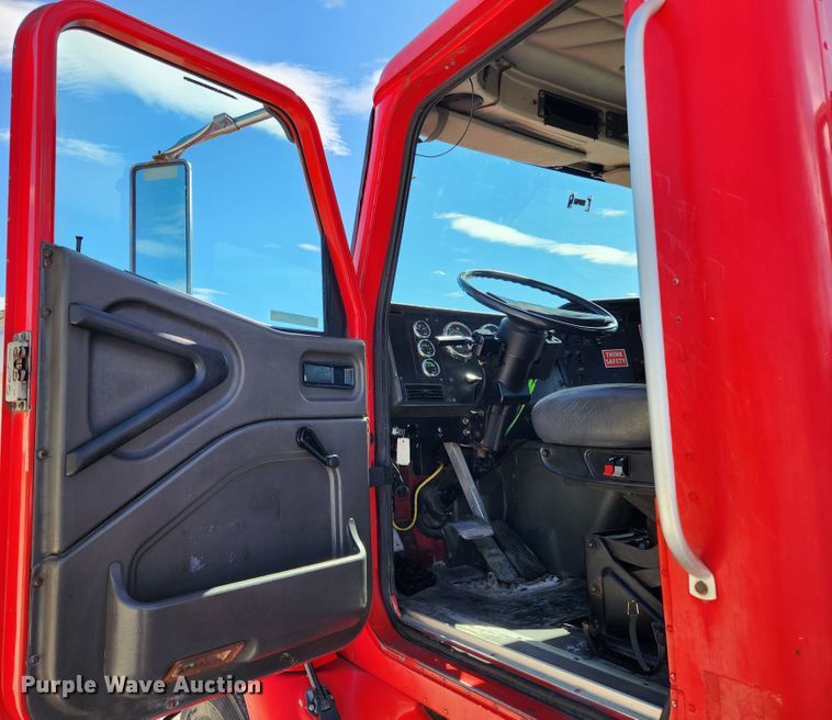 image for item MK9301 2002 International 9100i  semi truck