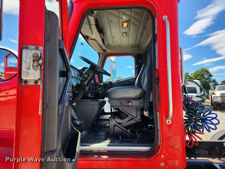 image for item MK9301 2002 International 9100i  semi truck