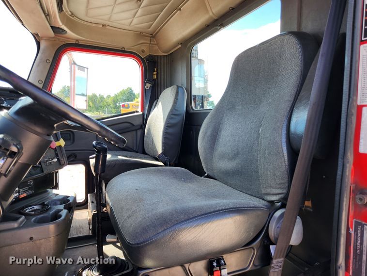 image for item MK9301 2002 International 9100i  semi truck