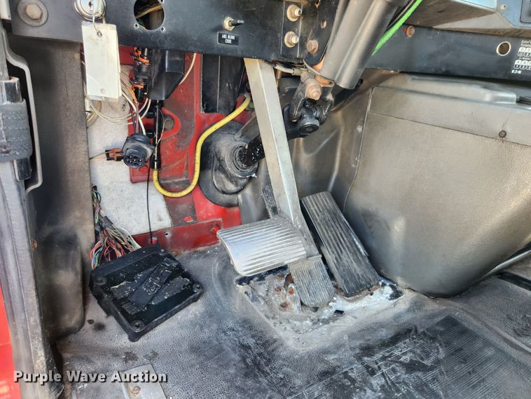 image for item MK9301 2002 International 9100i  semi truck